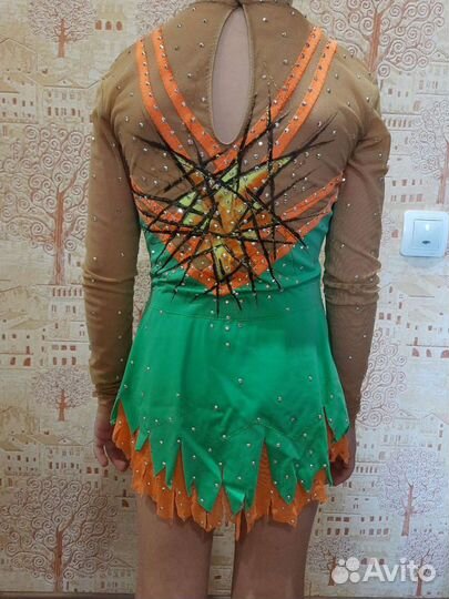 Купальник и мяч для художественной гимнастик