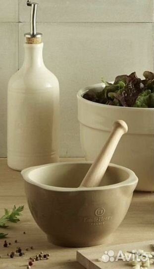 Ступка Emile Henry в цвете олива и мускат