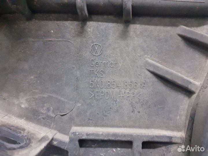 Брызговик передний правый Volkswagen Tiguan 2.0T