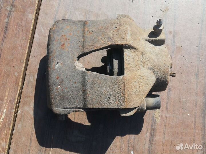 Суппорт передний Шкода Фабия 1