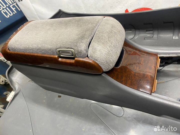 Подлокотник Toyota Crown