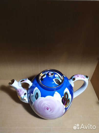 Большой доливочный чайник Дулево Агашки на синем