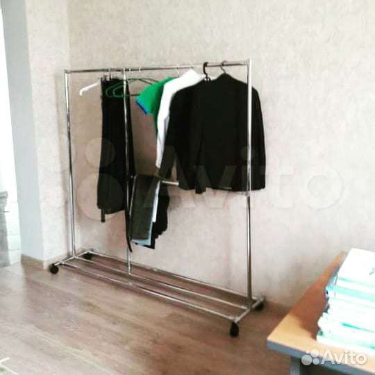 Вешалка с колесами