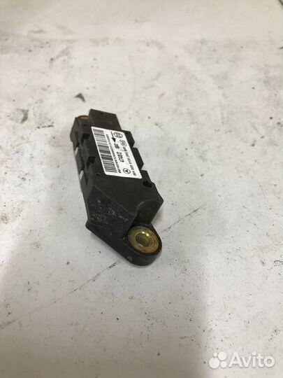 Датчик удара задний левый Mercedes-Benz E-Class