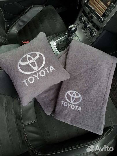 Автомобильный комплект Toyota: подушка и плед