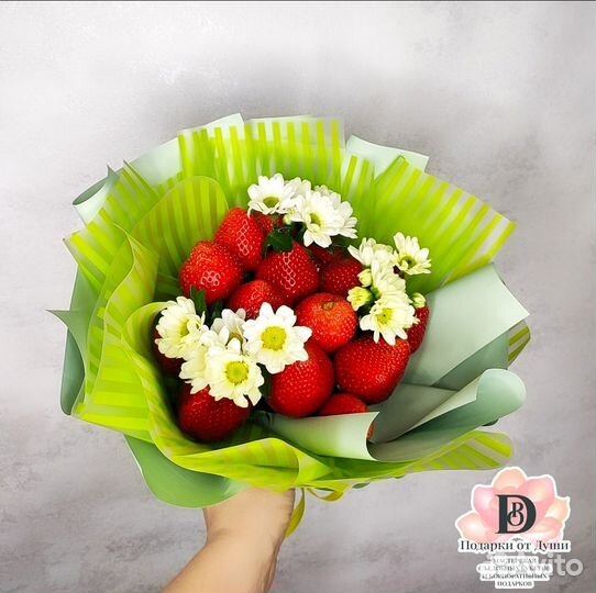 Букет из клубники и хризантемы - ромашки