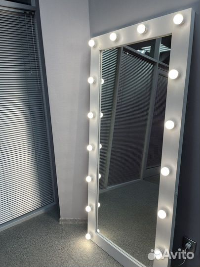 Место бровиста и визажиста