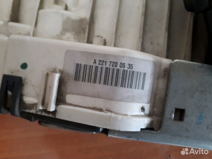 Замок двери Мерседес W221