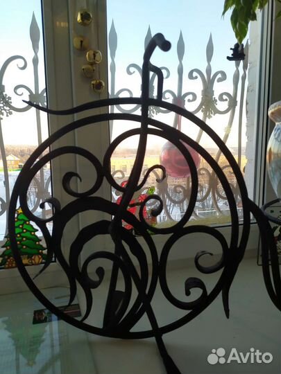 Подставка под цветы кованая