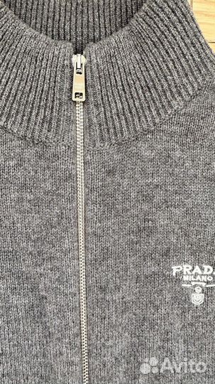 Костюм: худи и джоггеры Prada