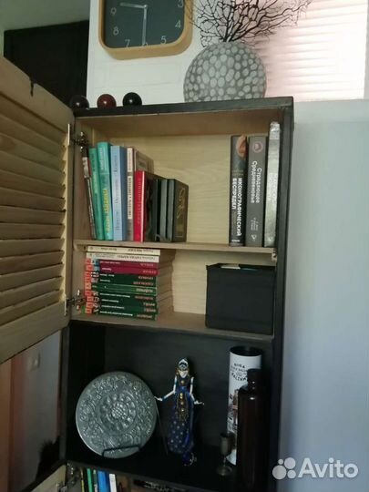 Уборка в квартире. Книжный шкаф