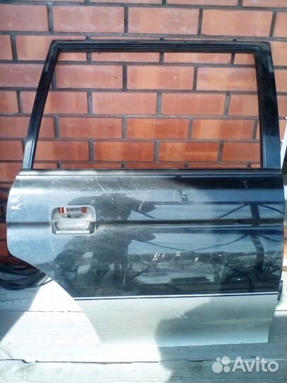 Продам заднюю правую дверь, левое стекло багажника