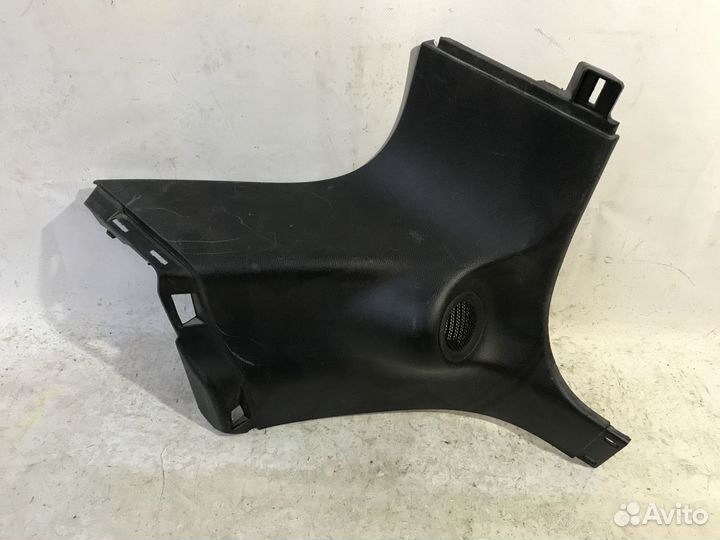 Обшивка задней стойки Jeep Grand Cherokee WK2