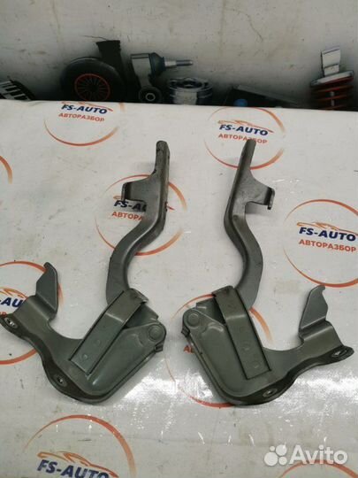 Петля капота Opel Antara 2.2 дизель Z22D1 2012