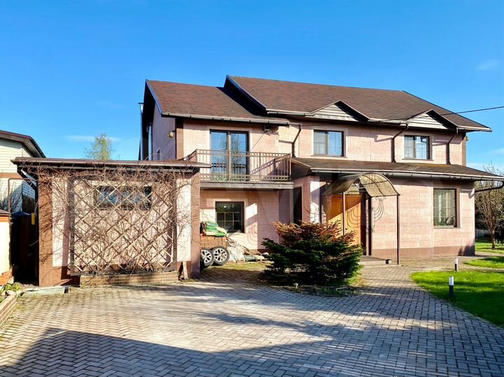 Коттедж 200 м² на участке 16 сот.