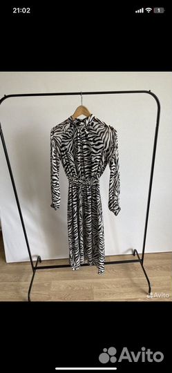 Костюмы, платья