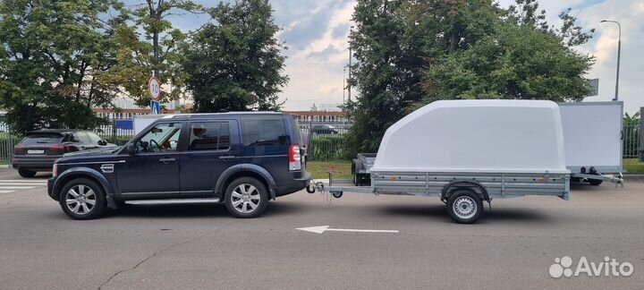 Автомобильный прицеп с пластиковой крышкой