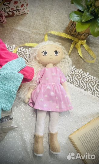 Игровая кукла с одеждой