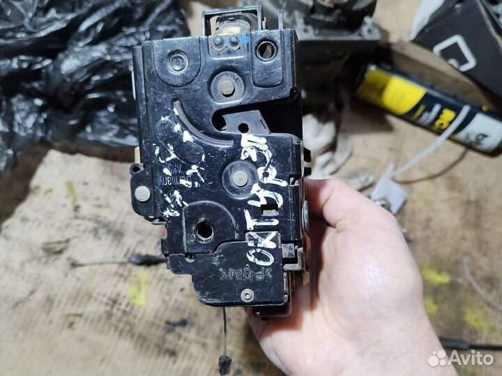 Замок двери задний правый шкода октавия тур 1U
