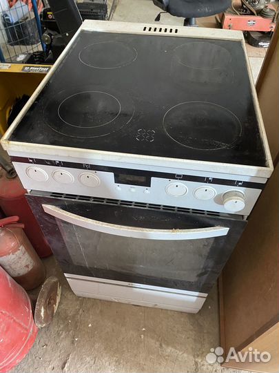 Электрическая плита с духовкой