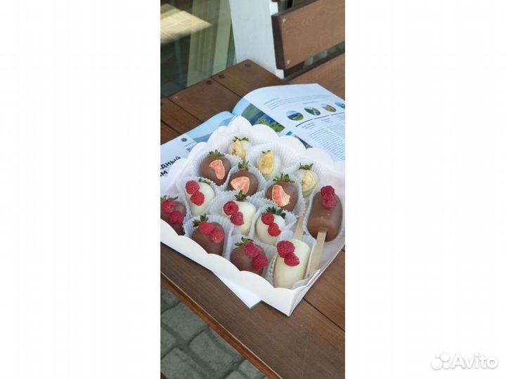 Подарочная коробка клубники в шоколаде KLL-9769