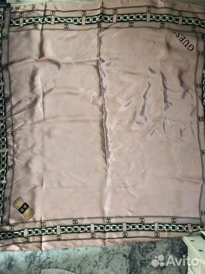 Guess шелковый платок 90х90