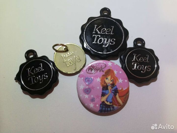 Значок и брелки