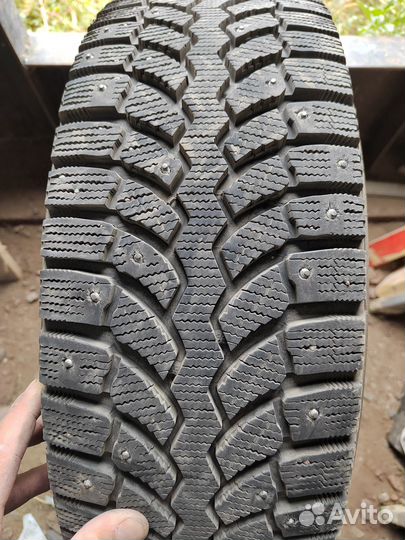 Bridgestone Blizzak Spike-01 205/70 R15 96T