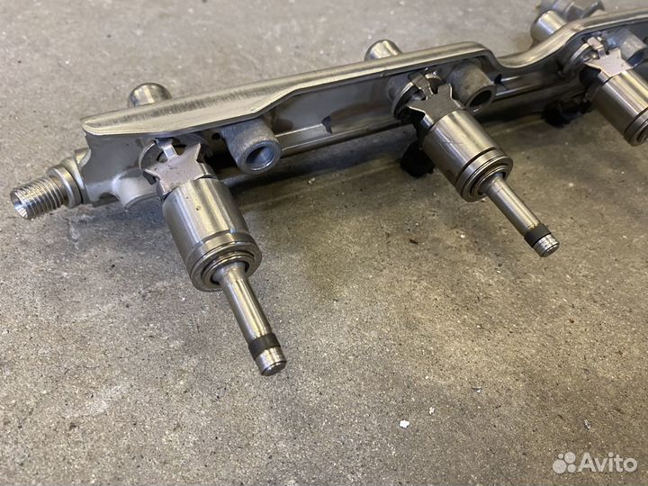 Топливная рампа с форсунками Focus 3 2.0 GDi