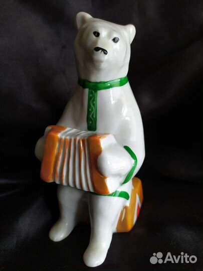 Фарфоровая статуэтка