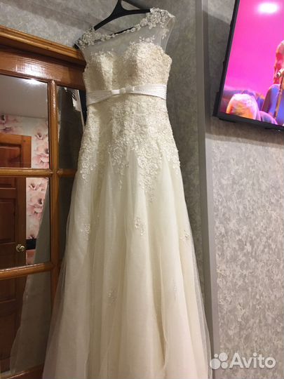 Свадебное платье со шлейфом