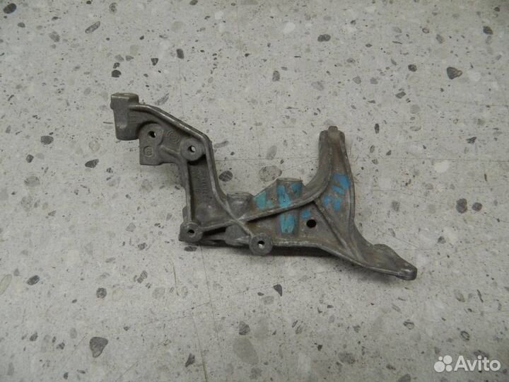 Кронштейн сопут. товар Mercedes-Benz C-Class W204