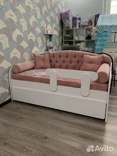 Детская кровать с мягкой спинкой