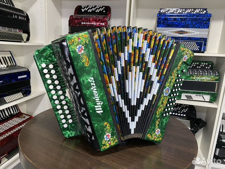 Шуйская гармонь с регистром и чешскими голосами