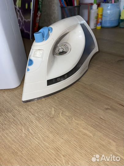 Игрушечная стиральная машина и утюг