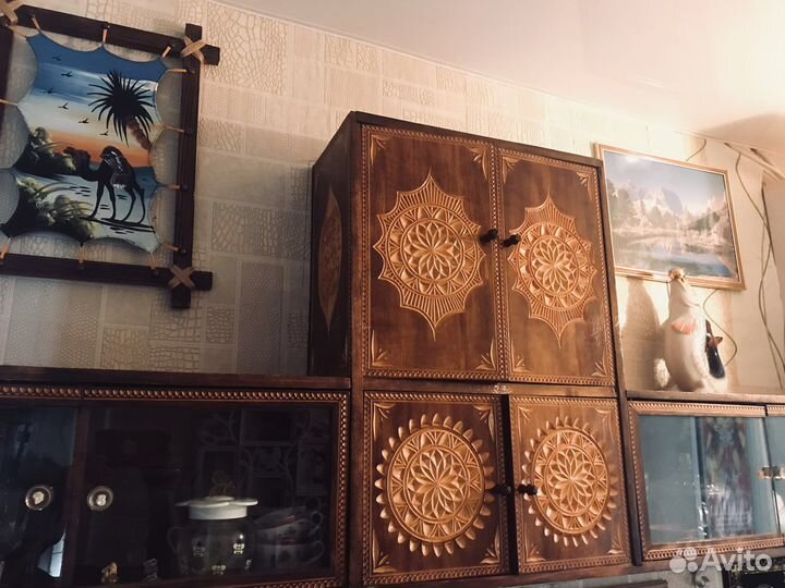 Навесная резная полка