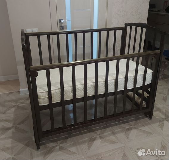 Детская кроватка с продольным маятником