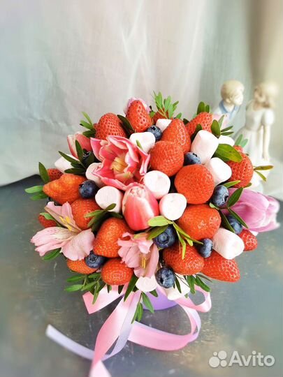 Клубничный букеты с цветами