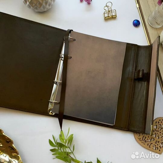 Арно: Кожаный коричневый ежедневник Арно с индивидуальной гравировкой - идеальный подарок для мужчин