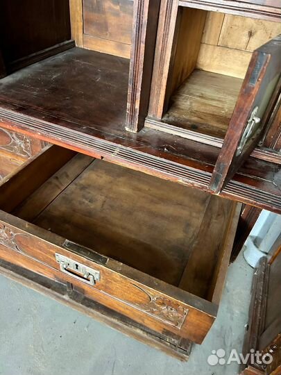 Старинный антикварный шкаф буфет