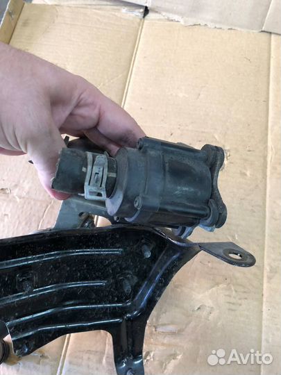 Дополнительный насос Volvo 31657307