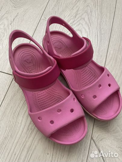 Сандалии для девочки Crocs J2