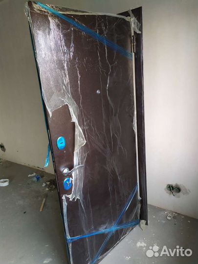 Дверь входная от застройщика