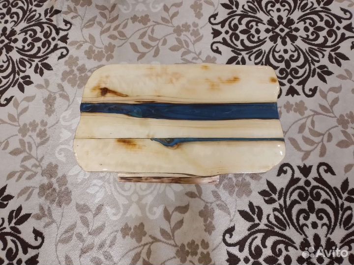 Журнальный столик из массива и эпоксидной смолы