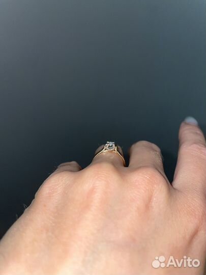 Кольцо с бриллиантом