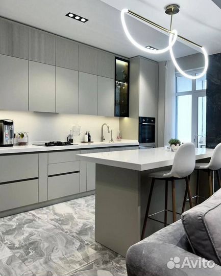 Кухня прямая с островом и витриной для студии