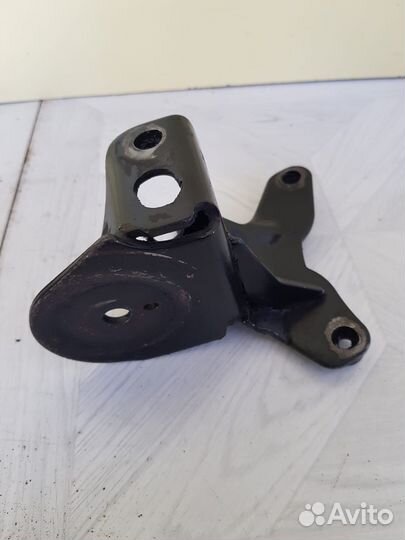 Кронштейн передней подушки двигателя VW Passat B3