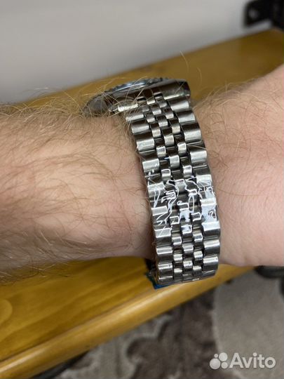 Часы Rolex с белым циферблатом