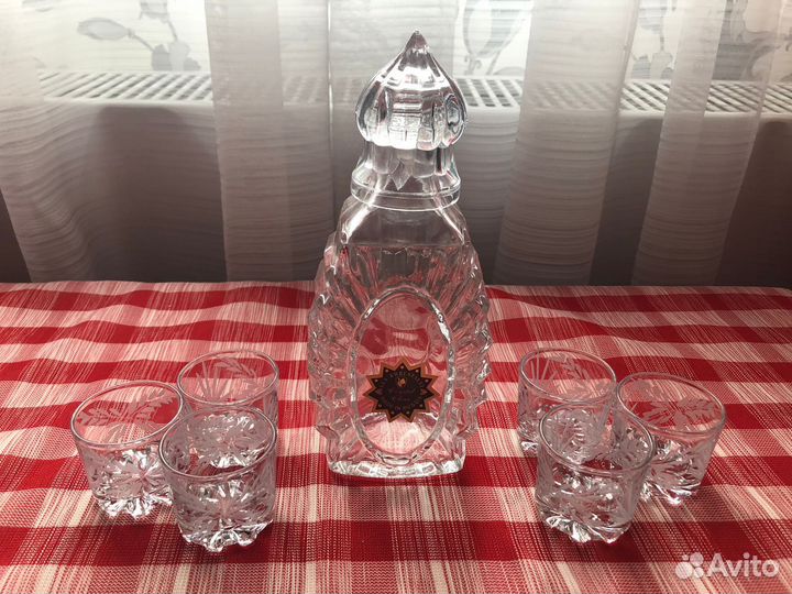 Хрустальный графин с рюмками