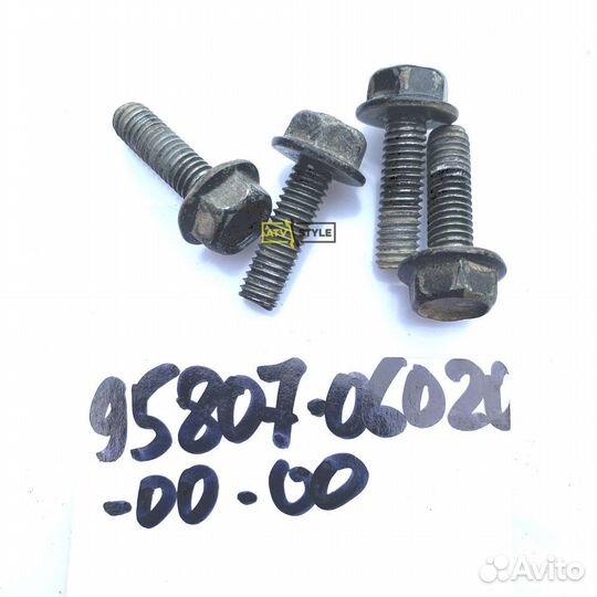 Болт с фланцем Yamaha б.у 95807-06020-00 б.у
